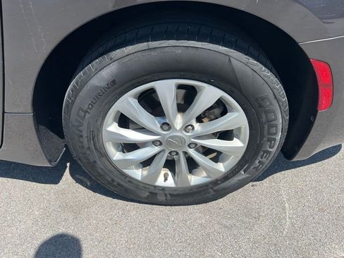 Used 2018 Chrysler Pacifica Touring-L Plus FWD image 13