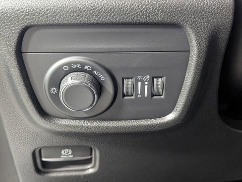 New 2025 Jeep Grand Cherokee Altitude image 16