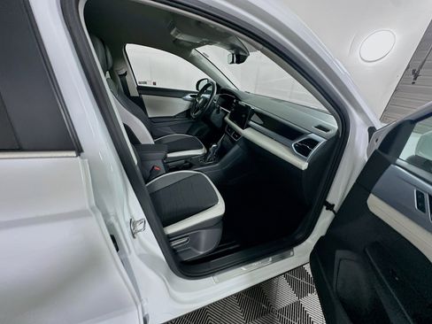 Used 2025 Volkswagen Taos SE image 29