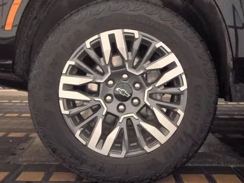 Used 2025 Chevrolet Suburban Z71 AWD/4WD image 17