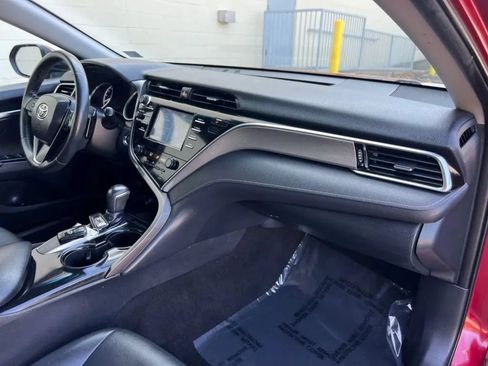 Used 2018 Toyota Camry SE w/ Convenience Package FWD image 16