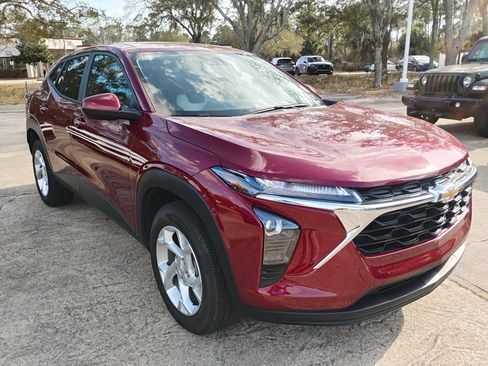 Used 2024 Chevrolet Trax LS w/ LS Convenience Package image 3