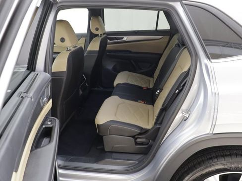 Used 2025 Volkswagen Atlas Cross Sport SE AWD/4WD image 14