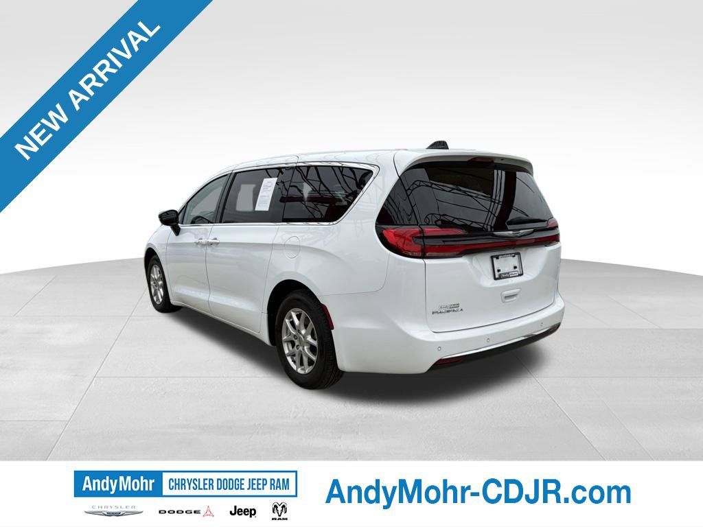 Used 2024 Chrysler Pacifica Touring-L FWD image 5