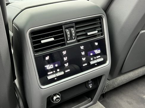 Certified 2022 Porsche Cayenne Platinum Edition image 18