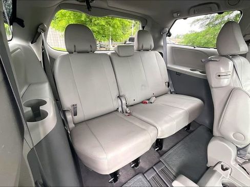 Used 2011 Toyota Sienna XLE FWD image 28