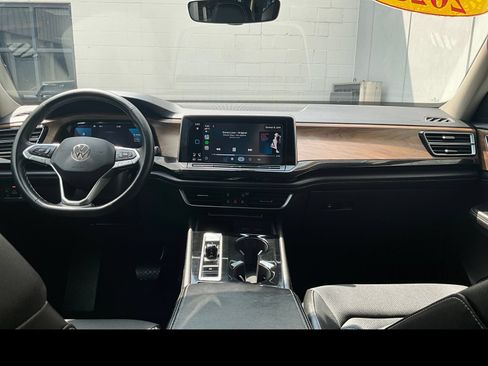 Used 2025 Volkswagen Atlas SE FWD image 4