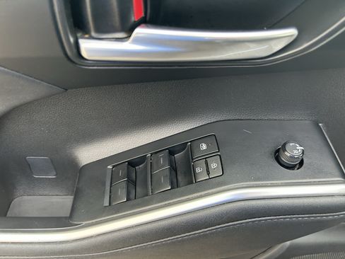 Used 2024 Toyota Highlander XLE AWD/4WD image 18