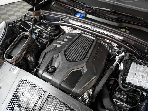 Certified 2025 Porsche Macan image 12