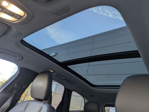 Certified 2024 Volvo XC60 T8 Ultimate w/ Protection Package Premier image 25