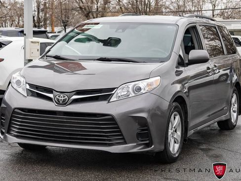 Used 2018 Toyota Sienna LE image 12