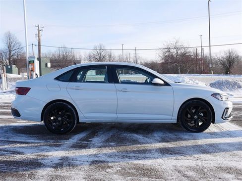 Certified 2025 Volkswagen Jetta SE image 8