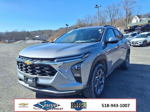 Used 2025 Chevrolet Trax LT w/ LT Convenience Package image 3