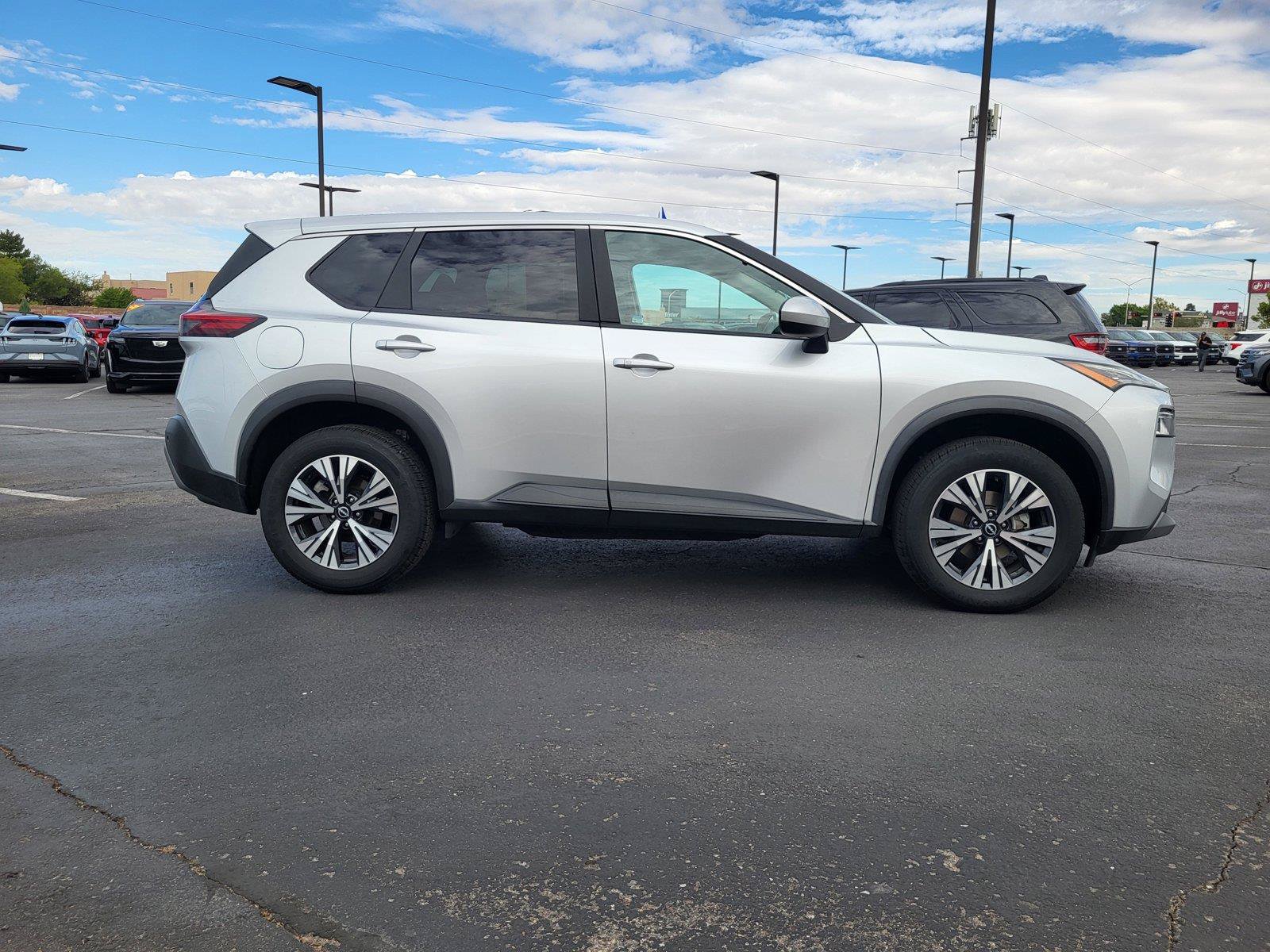Used 2023 Nissan Rogue SV FWD image 4