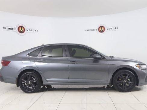 Used 2024 Volkswagen Jetta SE w/ Panoramic Sunroof Package FWD image 2