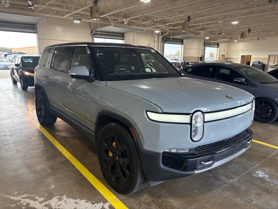 Used 2023 Rivian R1S Launch Edition Quad AWD/4WD image 2