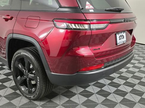 New 2025 Jeep Grand Cherokee Altitude image 13