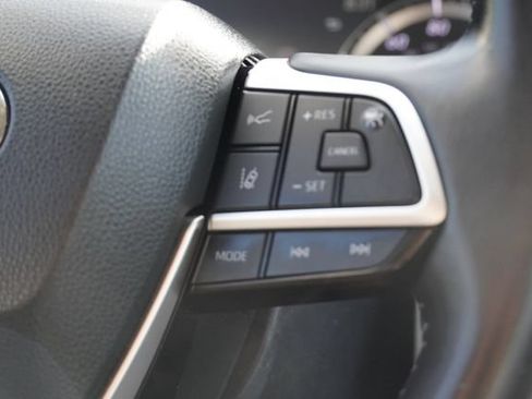 Used 2023 Toyota Highlander LE FWD image 28
