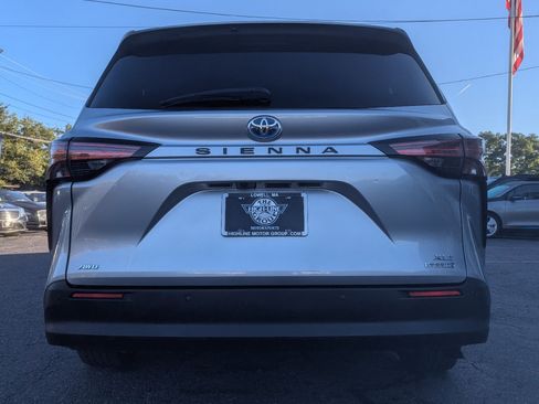 Used 2021 Toyota Sienna XLE image 9