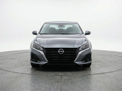 Used 2025 Nissan Altima 2.5 SV FWD image 2