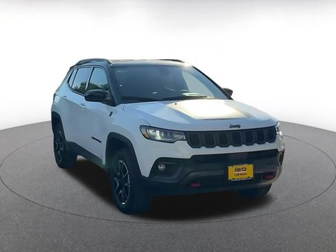 Used 2025 Jeep Compass Trailhawk AWD/4WD image 3