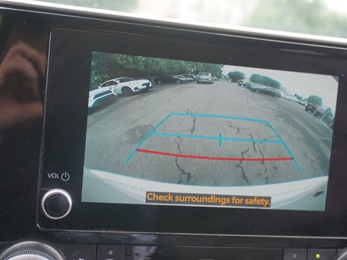 Used 2023 Toyota Highlander LE AWD/4WD image 13
