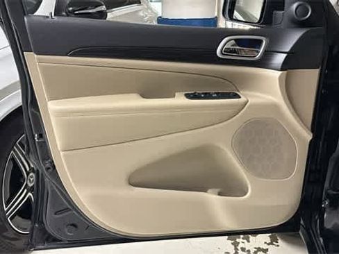 Used 2022 Jeep Grand Cherokee Laredo E image 11