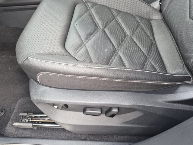 Used 2025 Volkswagen Atlas SE FWD image 14