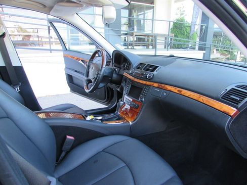 Used 2009 Mercedes-Benz E 350 4MATIC Sedan image 23
