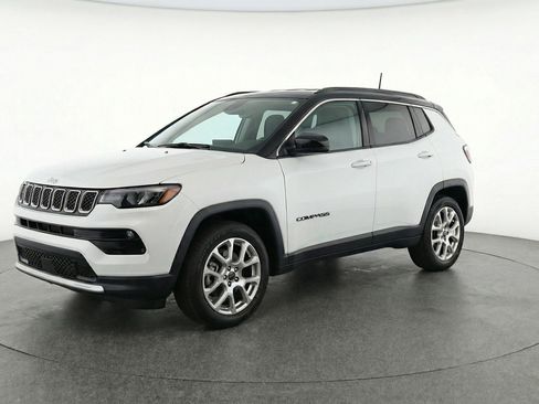 Used 2025 Jeep Compass Limited image 3