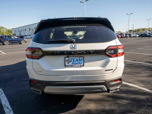 New 2025 Honda Pilot Touring image 5