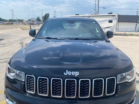 Used 2017 Jeep Grand Cherokee Laredo w/ Quick Order Package 23E AWD/4WD image 3