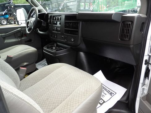 Used 2019 Chevrolet Express 3500 Extended RWD image 25