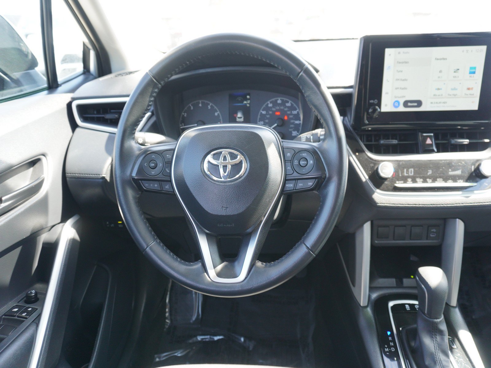 Used 2025 Toyota Corolla Cross LE FWD image 14