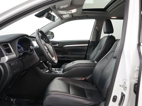 Used 2019 Toyota Highlander XLE AWD/4WD image 25