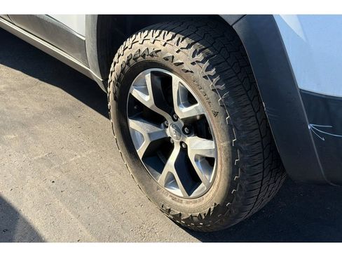 Used 2014 Jeep Cherokee Trailhawk w/ Comfort/Convenience Group AWD/4WD image 4