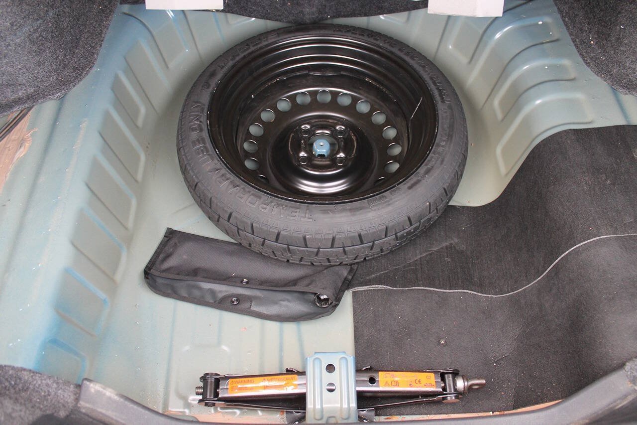 Used 2015 Nissan Versa SV FWD image 35