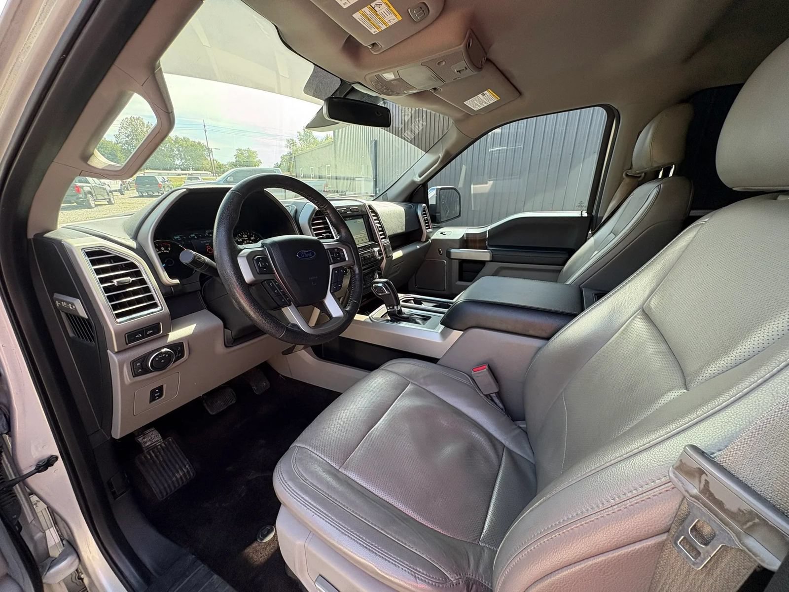 Used 2016 Ford F150 Lariat w/ Equipment Group 502A Luxury AWD/4WD image 9