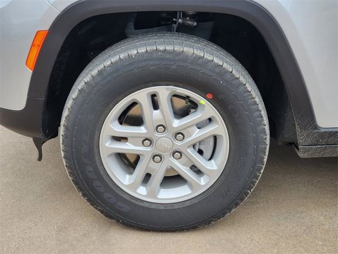 New 2025 Jeep Grand Cherokee Laredo image 7