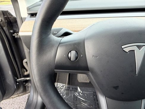 Used 2022 Tesla Model Y Long Range image 17