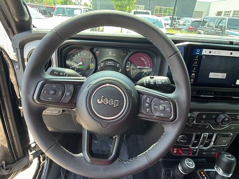 Used 2025 Jeep Wrangler Willys AWD/4WD image 26
