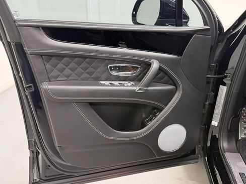 Used 2018 Bentley Bentayga Black Edition image 35