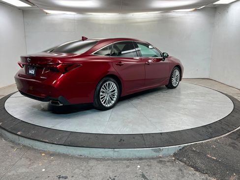 Used 2020 Toyota Avalon Limited image 6