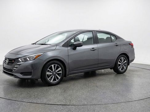Used 2025 Nissan Versa SV image 3
