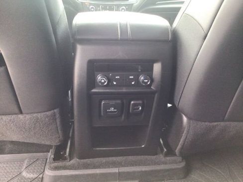 Used 2023 Chevrolet Traverse Premier FWD image 22