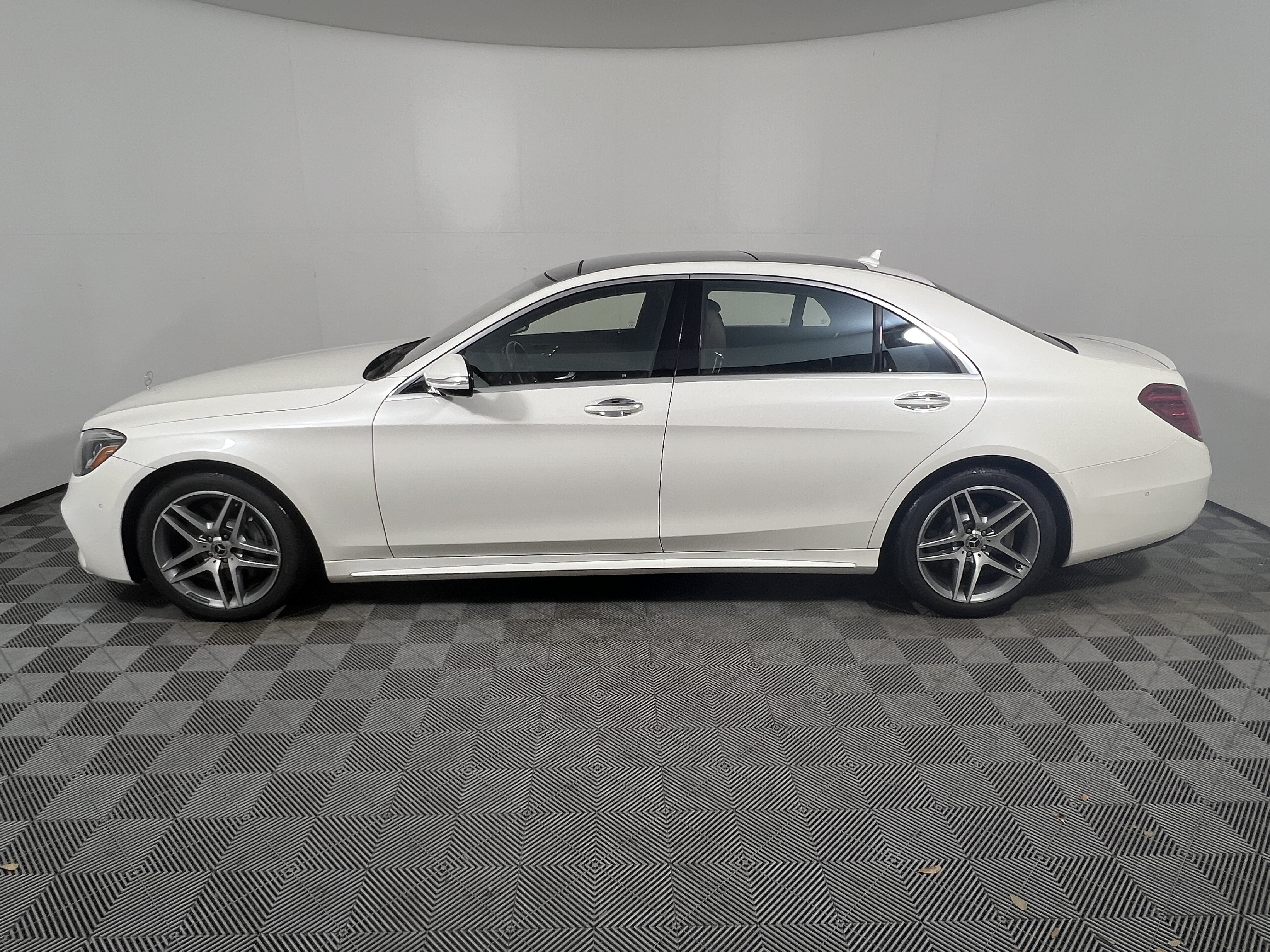 Used 2019 Mercedes-Benz S 560 4MATIC Sedan image 2