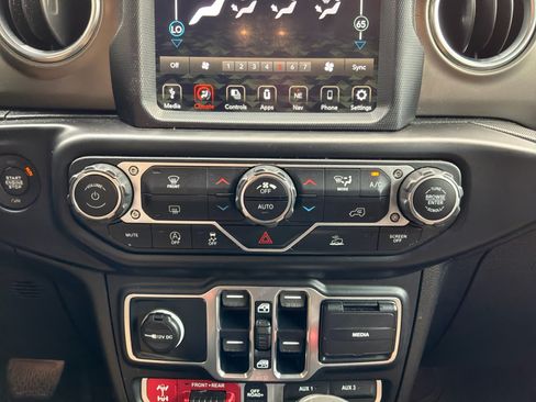Certified 2020 Jeep Gladiator Rubicon AWD/4WD image 17