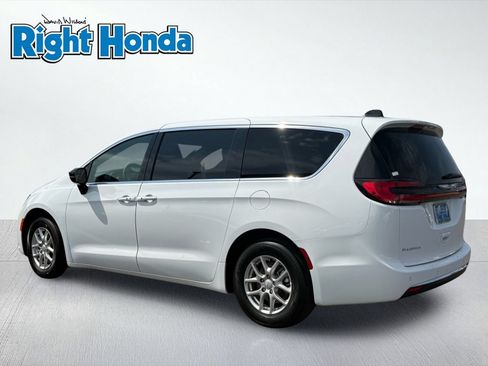 Used 2025 Chrysler Pacifica Select FWD image 4