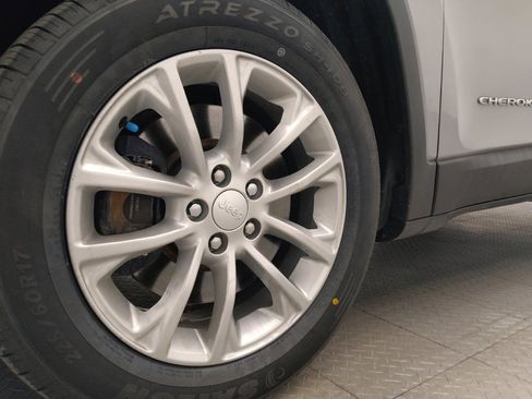 Used 2019 Jeep Cherokee Latitude w/ Popular Appearance Group FWD image 31