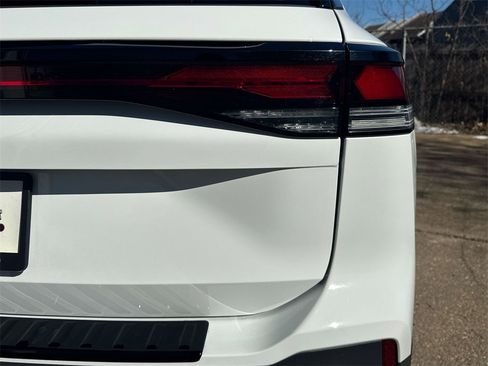 Used 2025 Volkswagen Tiguan S image 8